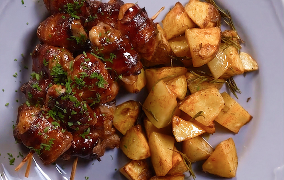Куриные шашлычки в беконе с картофелем и розмарином
